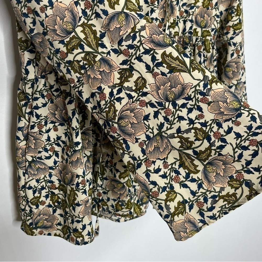 Signature Studio Size Medium Bell Sleeve Floral Flowy Blouse - Picture 2 of 5